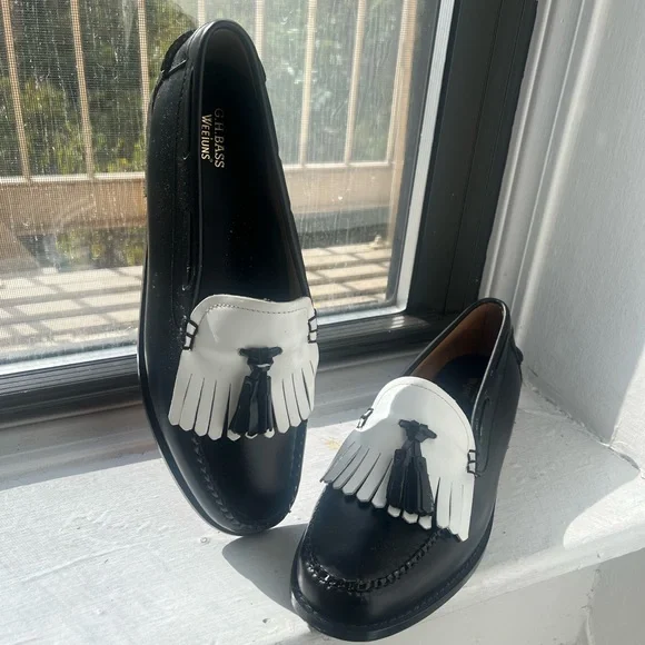 Elegant Black and White Tassel Loafers - Picture 2 of 7